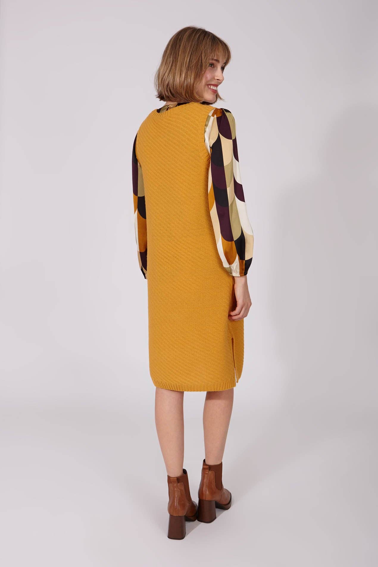 Abito midi in maglia senape con maniche fantasia