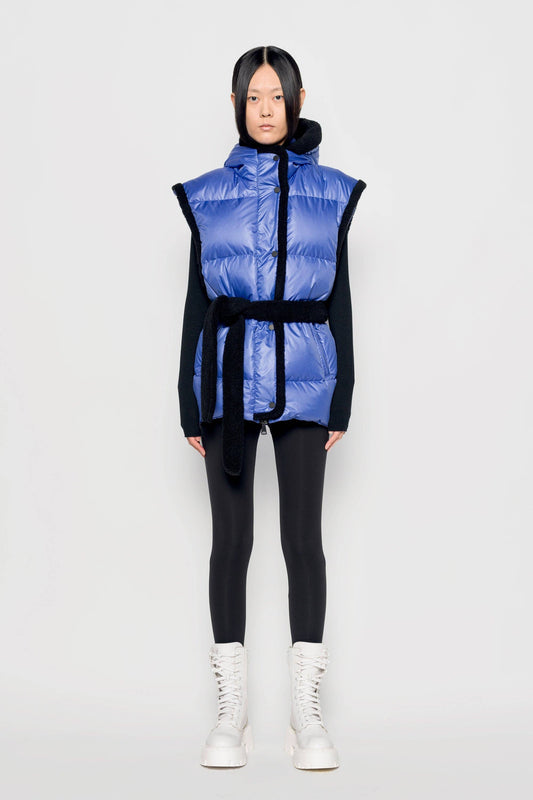 Gilet imbottito con cappuccio e cintura in eco shearling