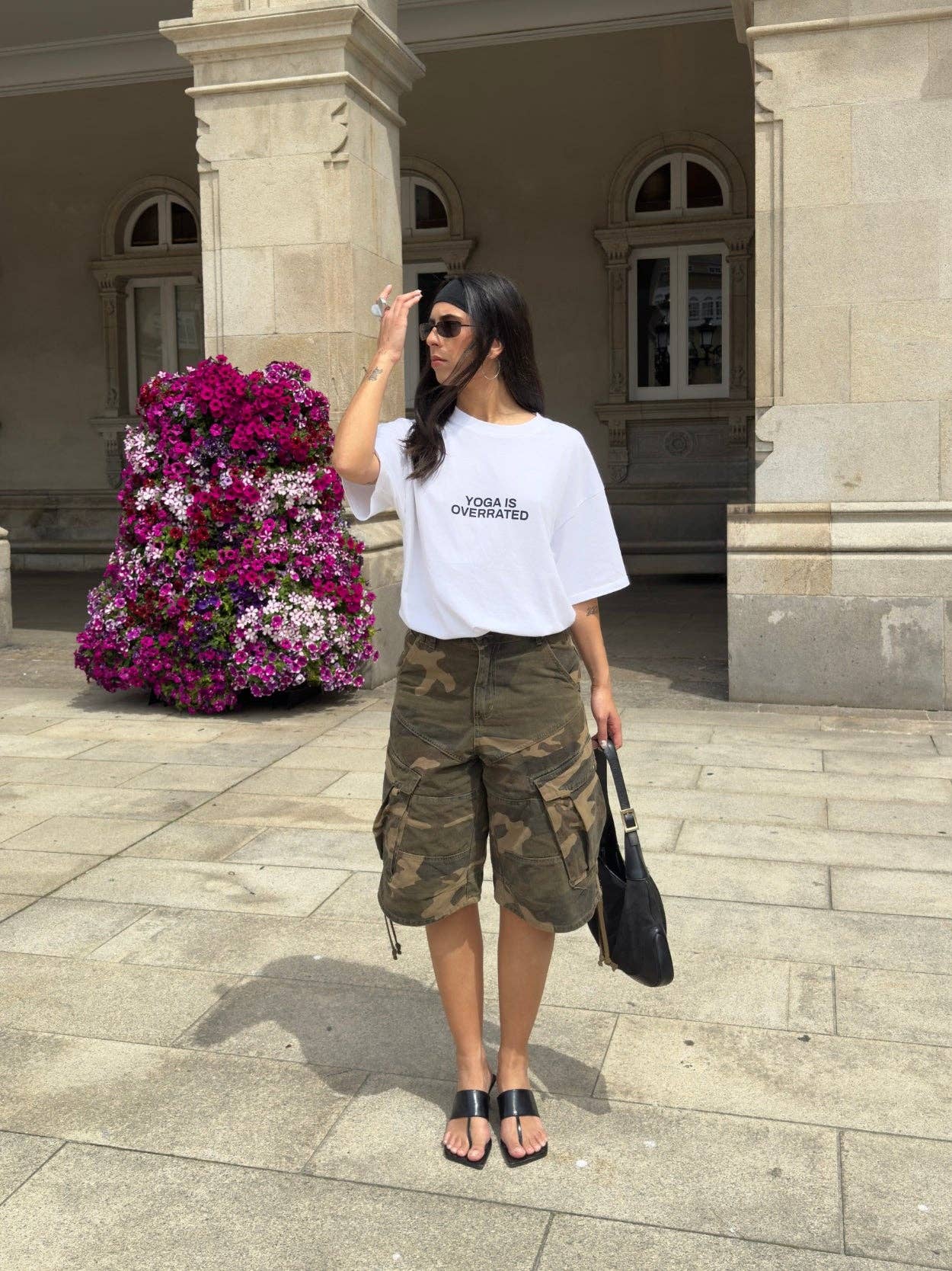T-shirt oversize “Yoga is Overrated” in cotone biologico