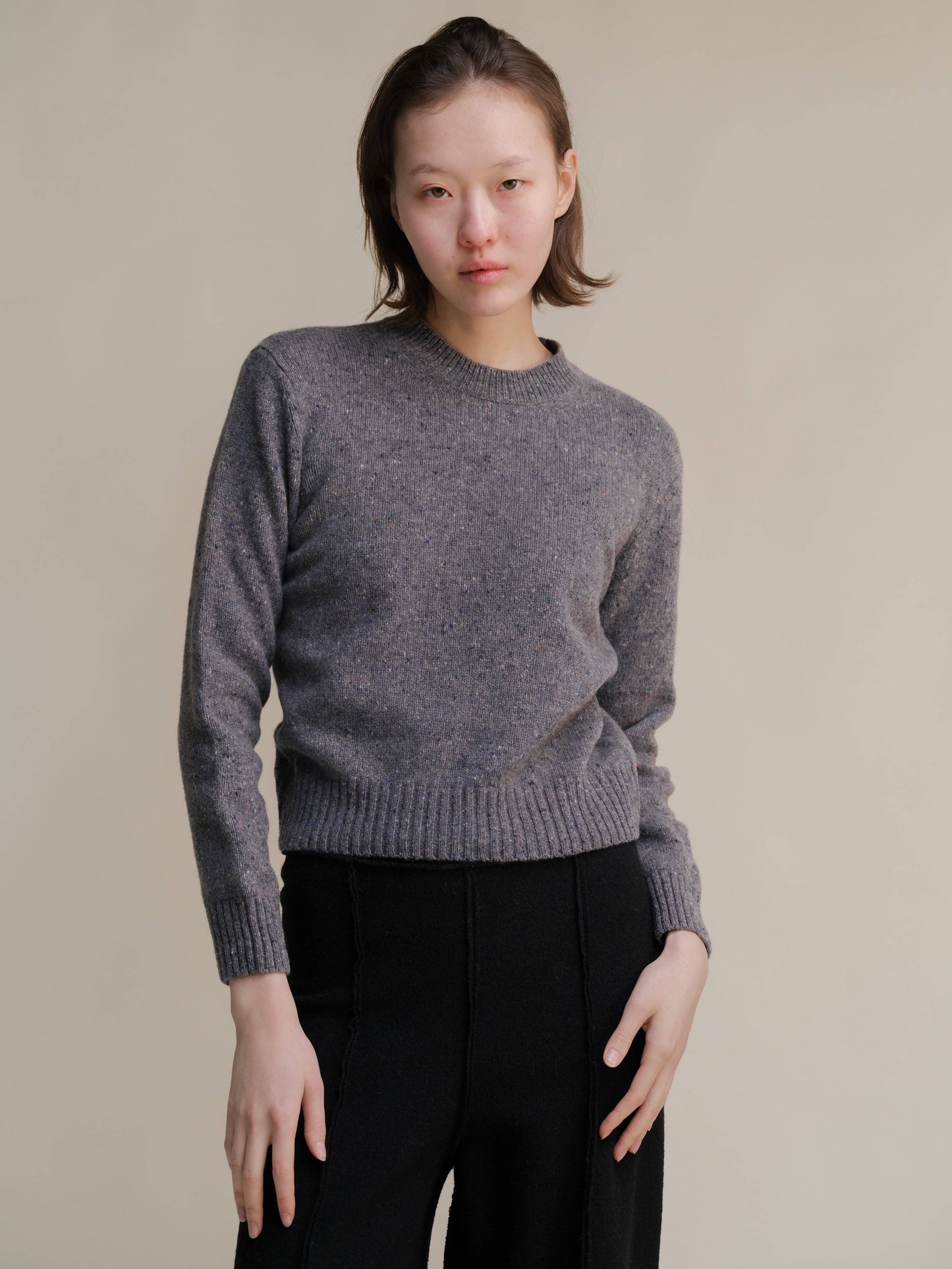 Maglione girocollo in tweed cropped in lana riciclata