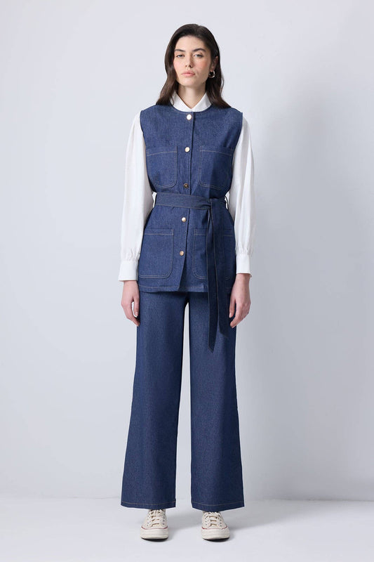 Set in denim con gilet e pantaloni con cintura