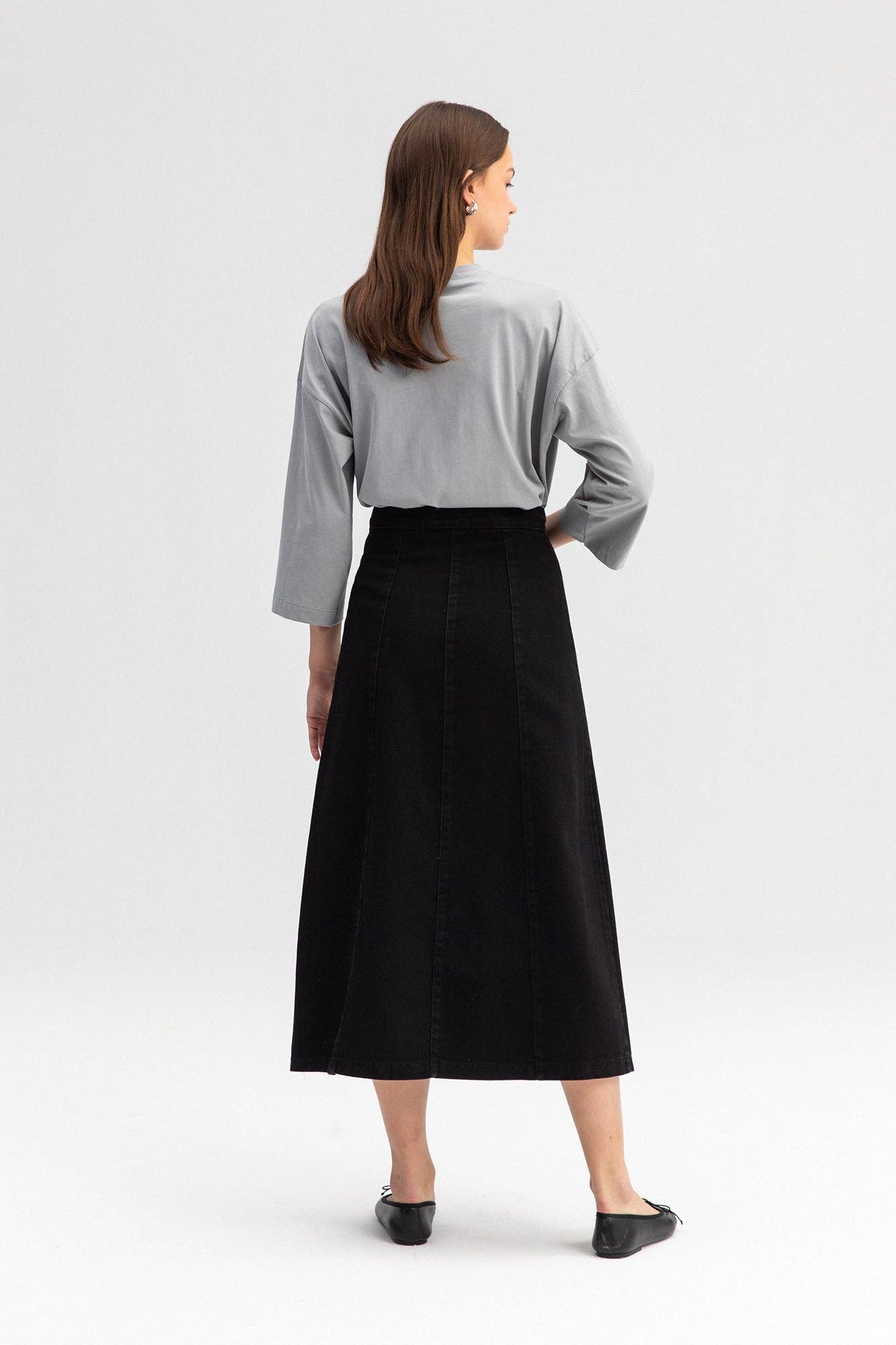 Gonna jeans a linea midi nera con bottoni