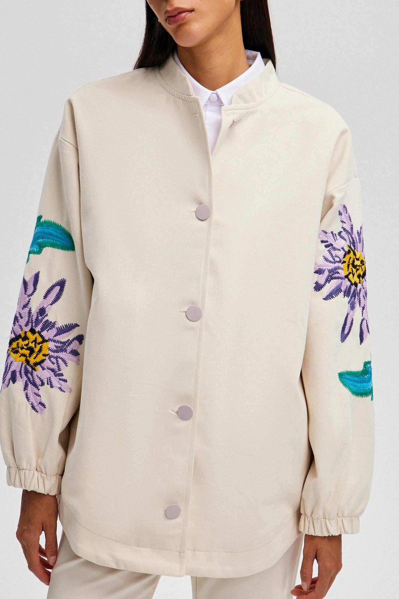 Giacca in denim naturale con ricamo floreale