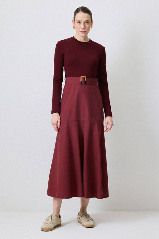 Abito midi bordeaux con cintura