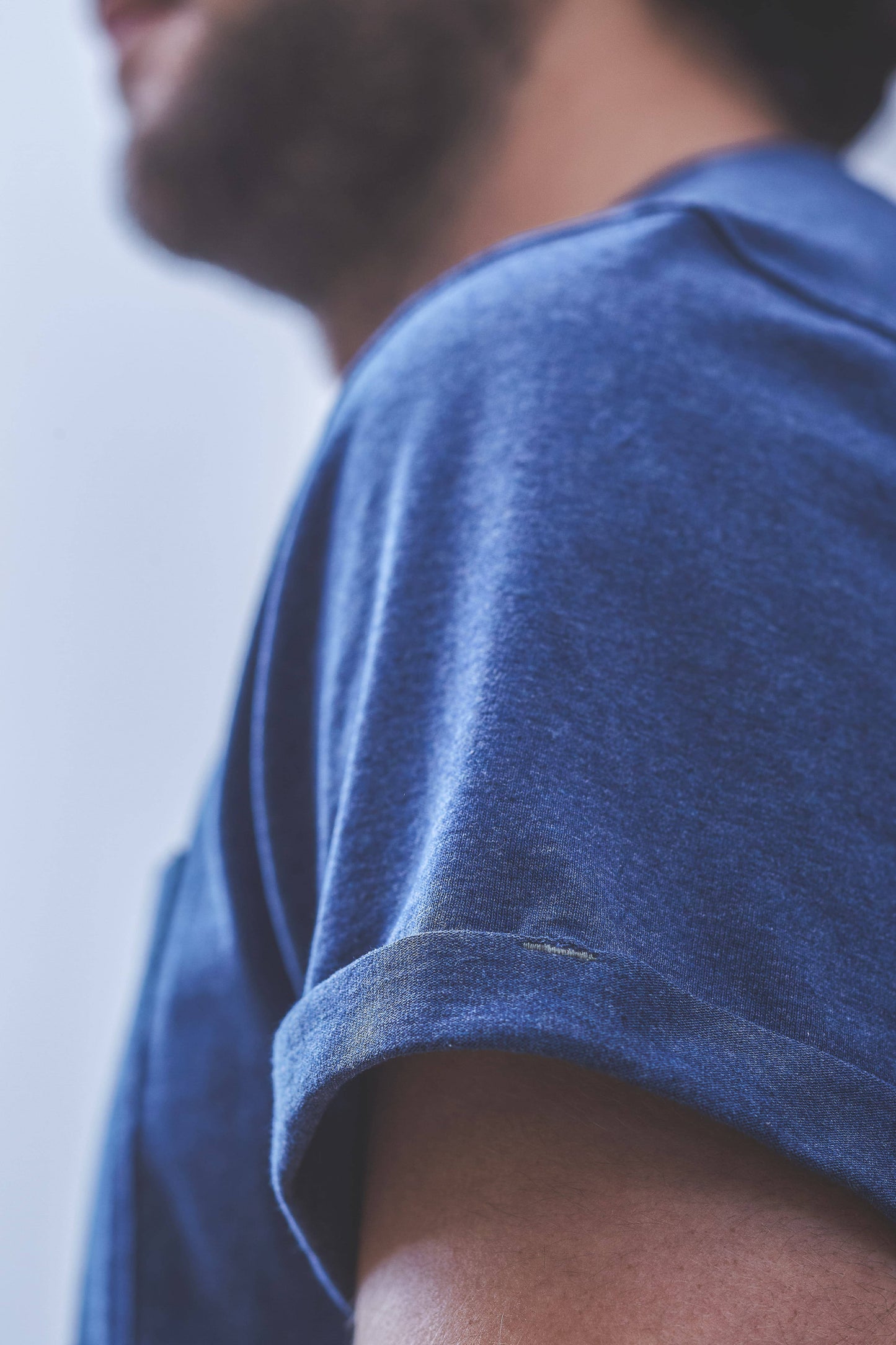 T-shirt in cotone biologico blu marino melange con taschino