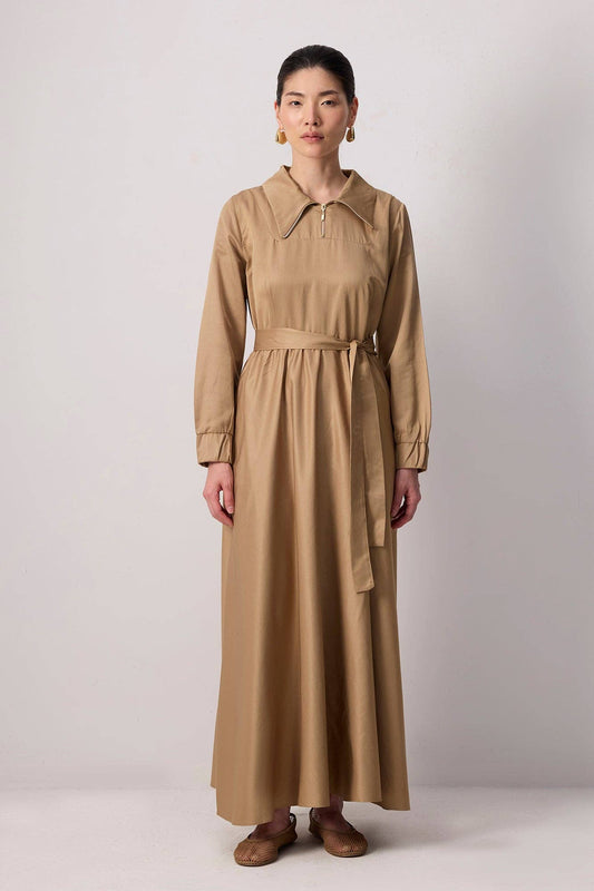 Abito lungo beige con collo zip e cintura