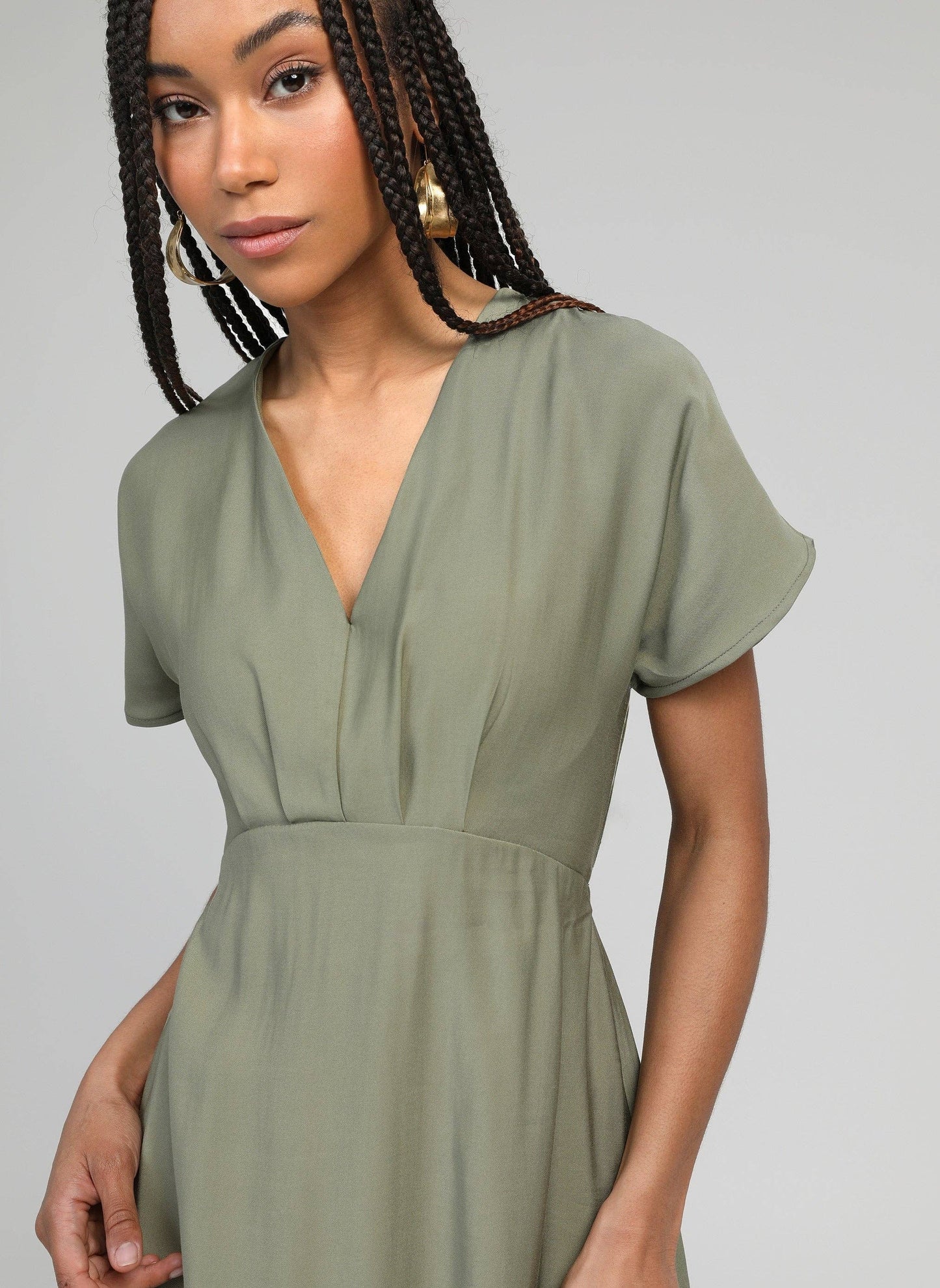 Abito midi verde militare Mekiana con scollo a V
