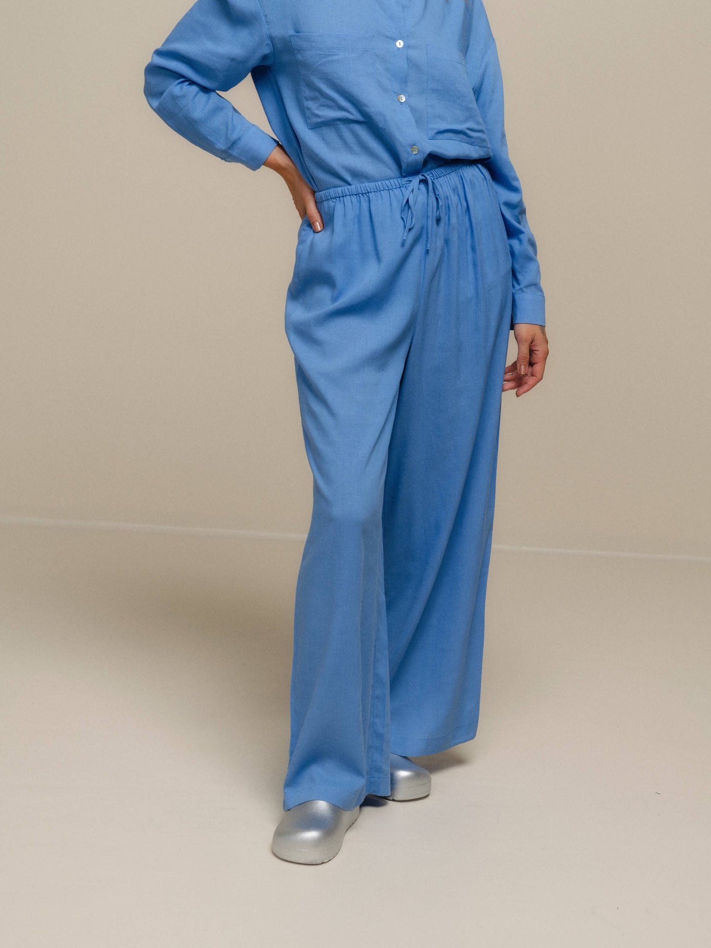 Pantaloni ampi e fluidi in misto lino blu