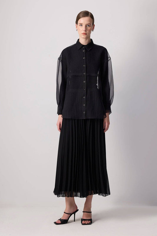 Camicia in organza nera con maniche trasparenti