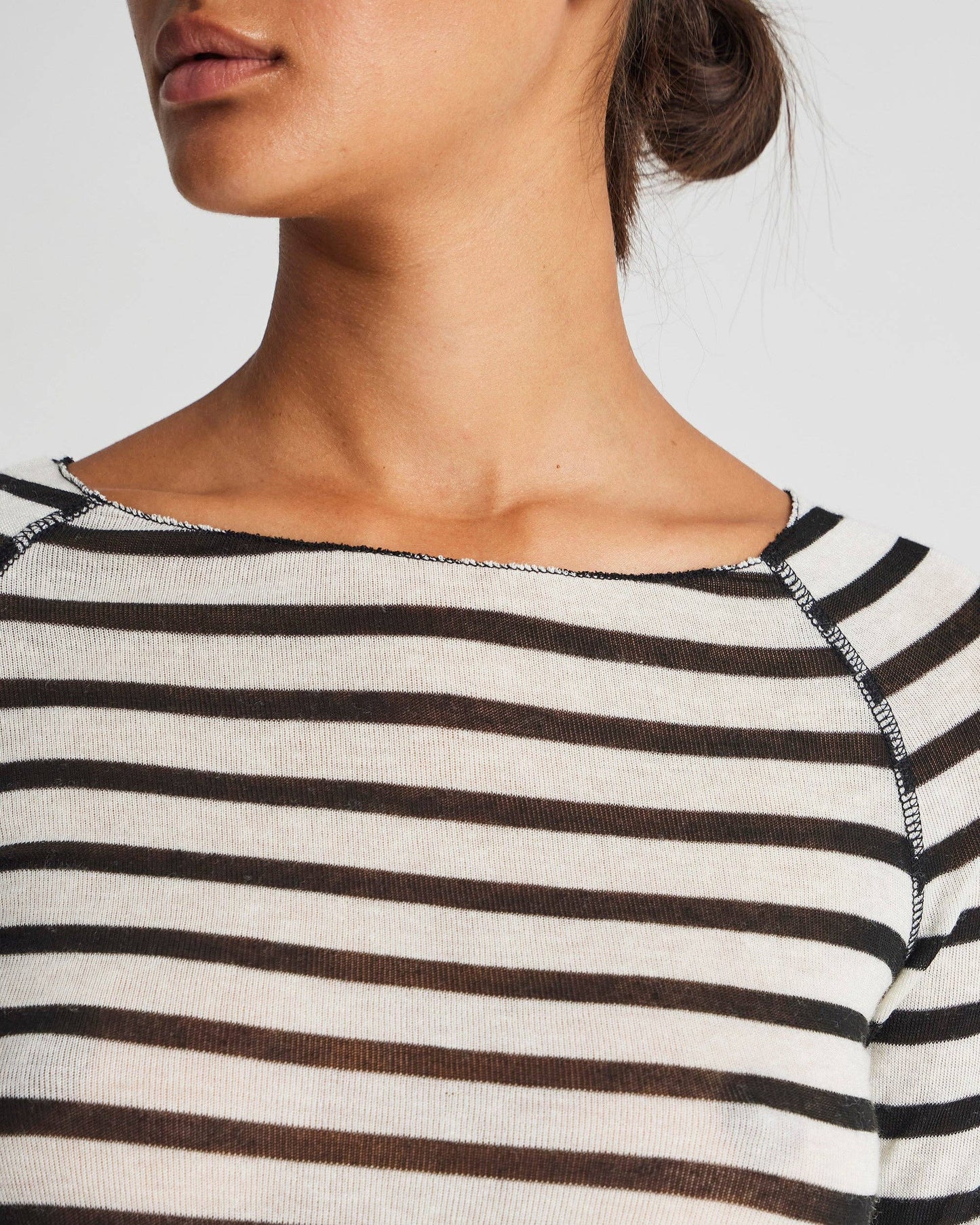Maglia Amalie a righe marinare in lana e viscosa ecrù/nero