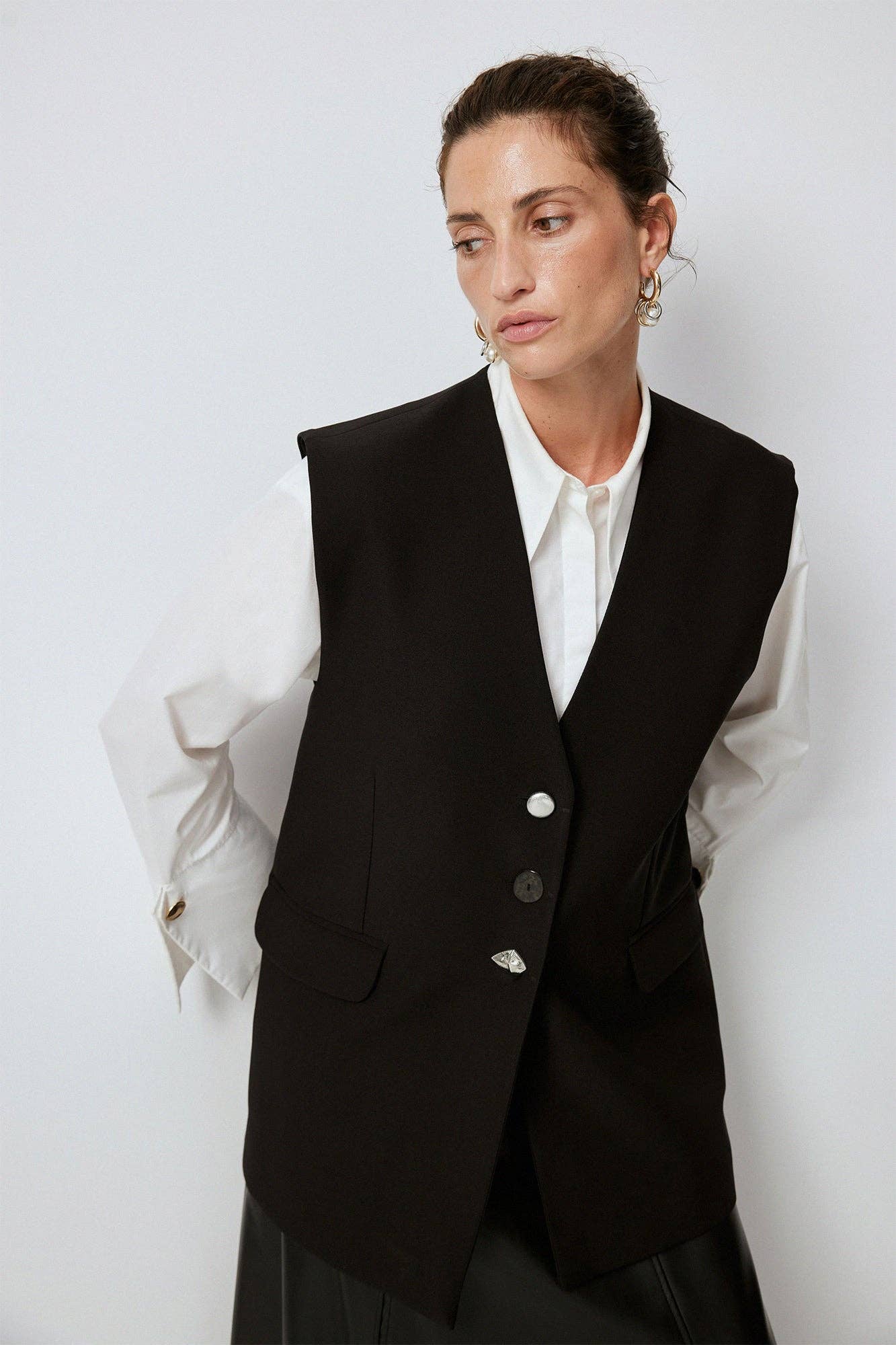 Gilet in crêpe nero con bottoni