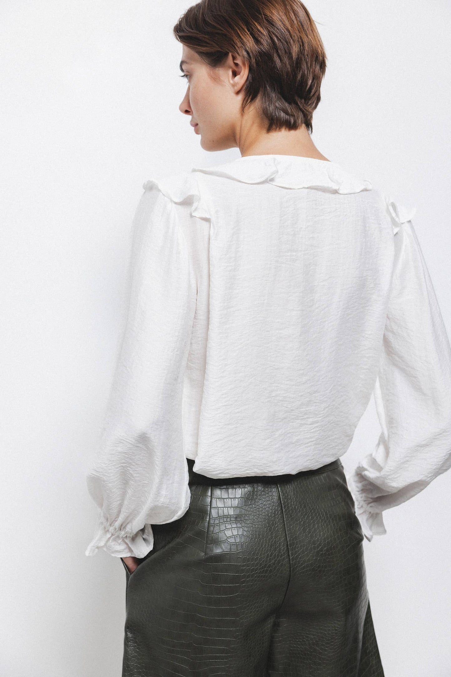 Blusa bianca con volant e laccio al collo