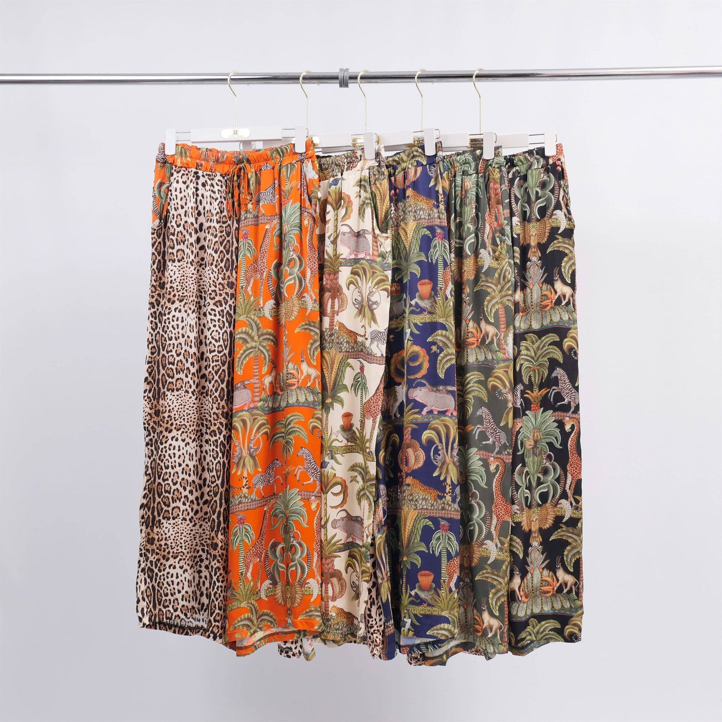 Pantaloni larghi in viscosa satinata con stampa animalier