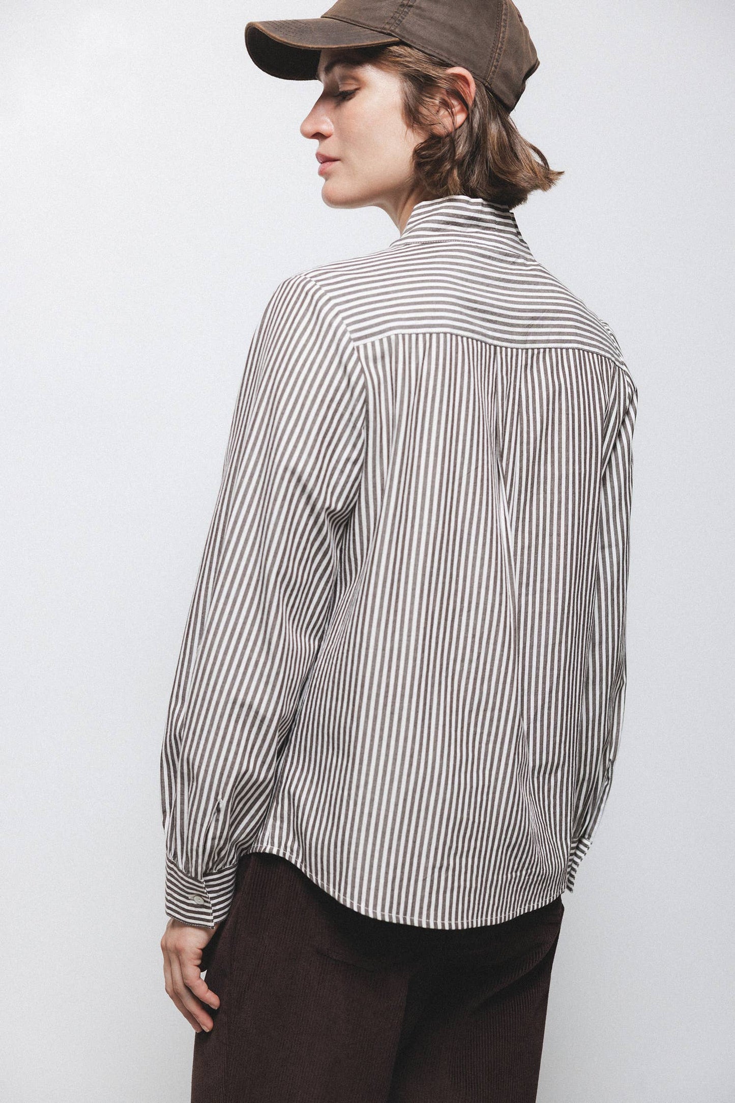 Camicia a righe con fiocco al collo