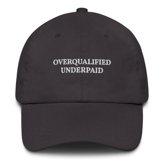 Cappellino da baseball ricamato “Overqualified Underpaid”