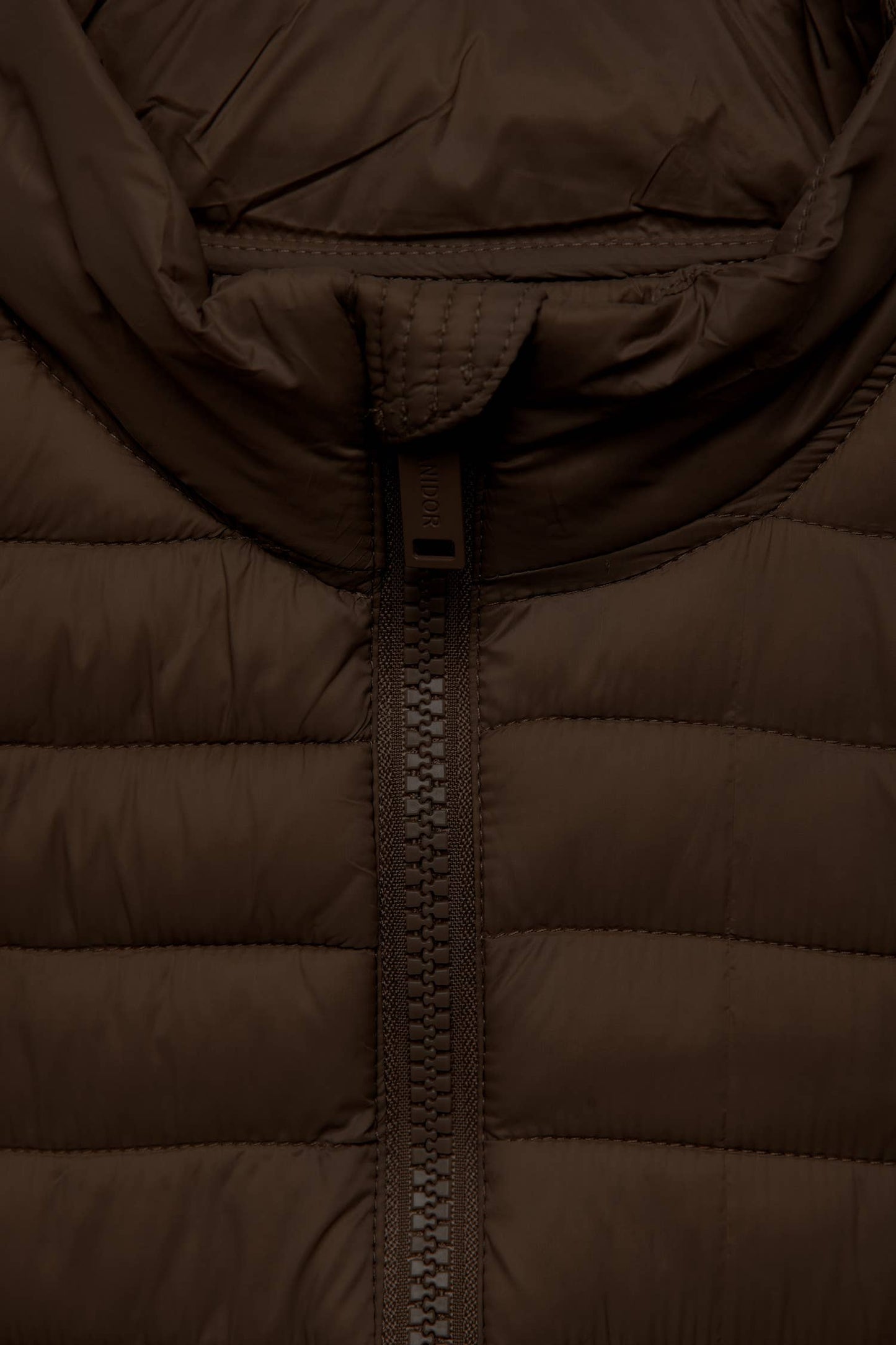 Gilet trapuntato con collo alto