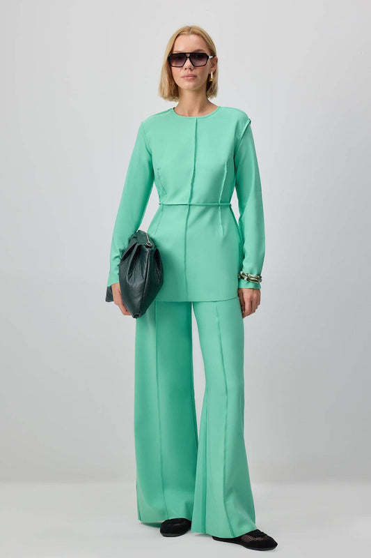 Completo in crepe verde menta con tunica plissettata e pantaloni a gamba larga