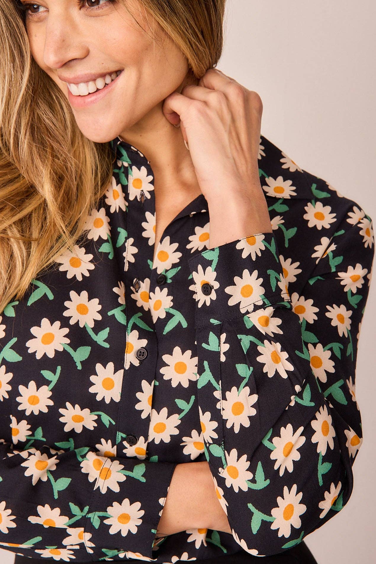 Camicia slim a margherite stile giungla