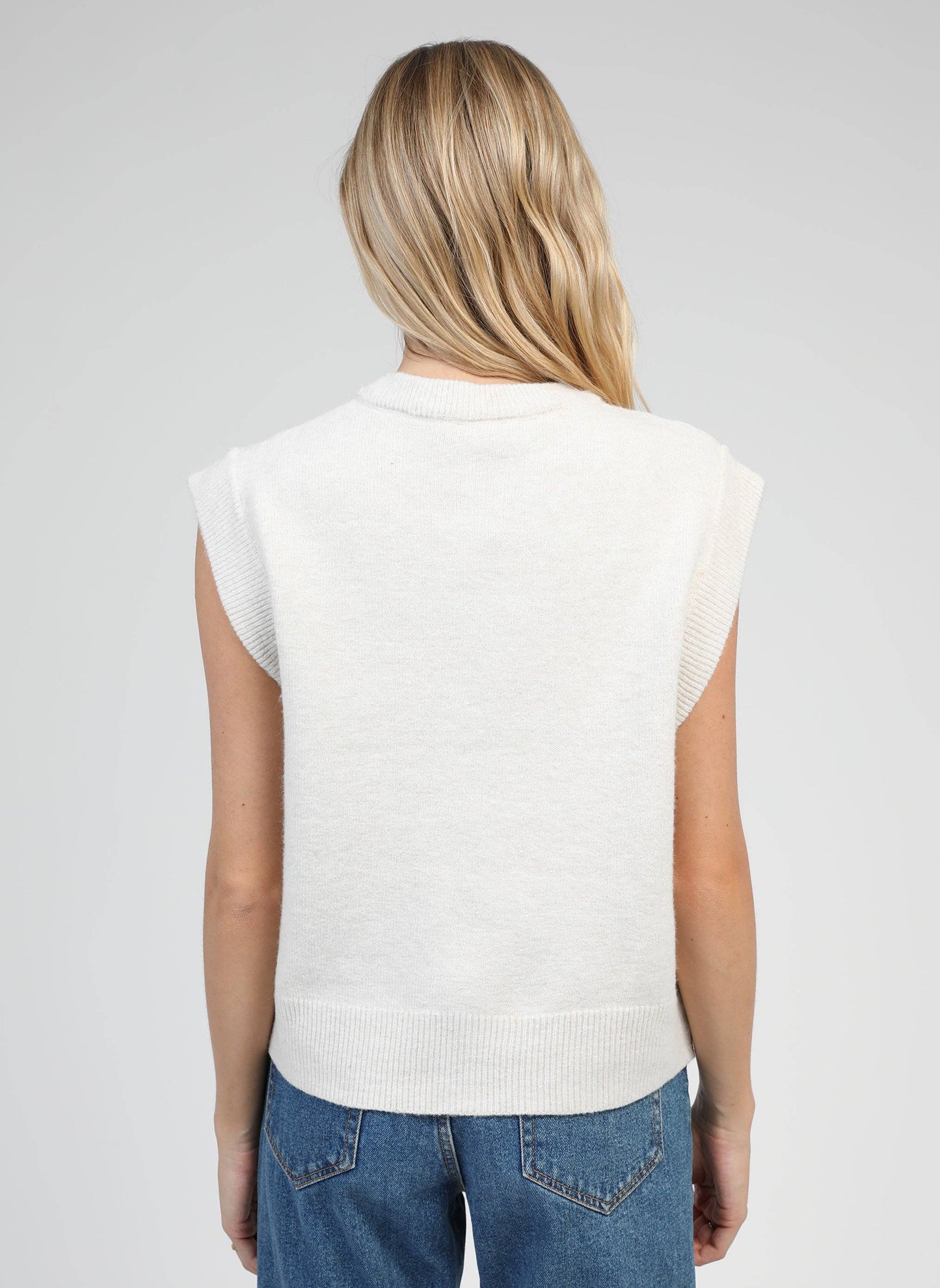 Cardigan smanicato in maglia écru con perle