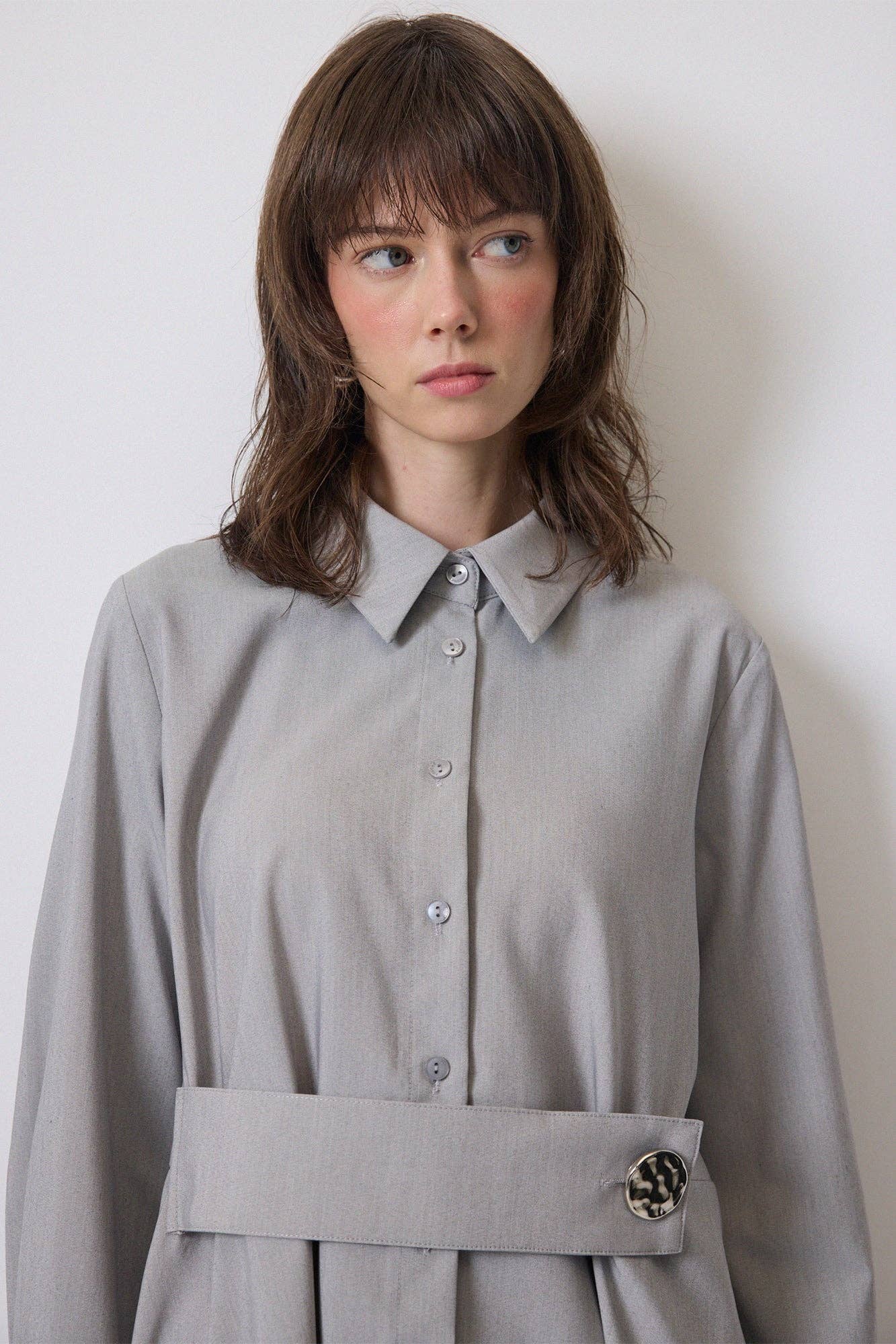 Camicia lunga in viscosa con bottoni argento e cintura