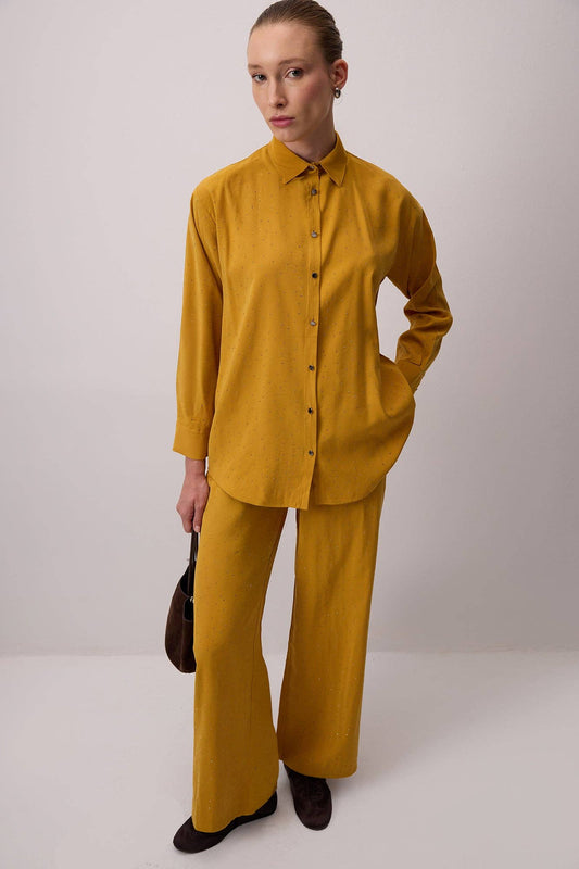 Completo camicia e pantaloni con ricami di pietre