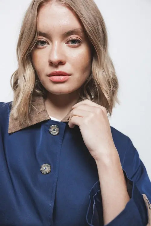 Trench coat semplice con colletto a contrasto in velluto a coste