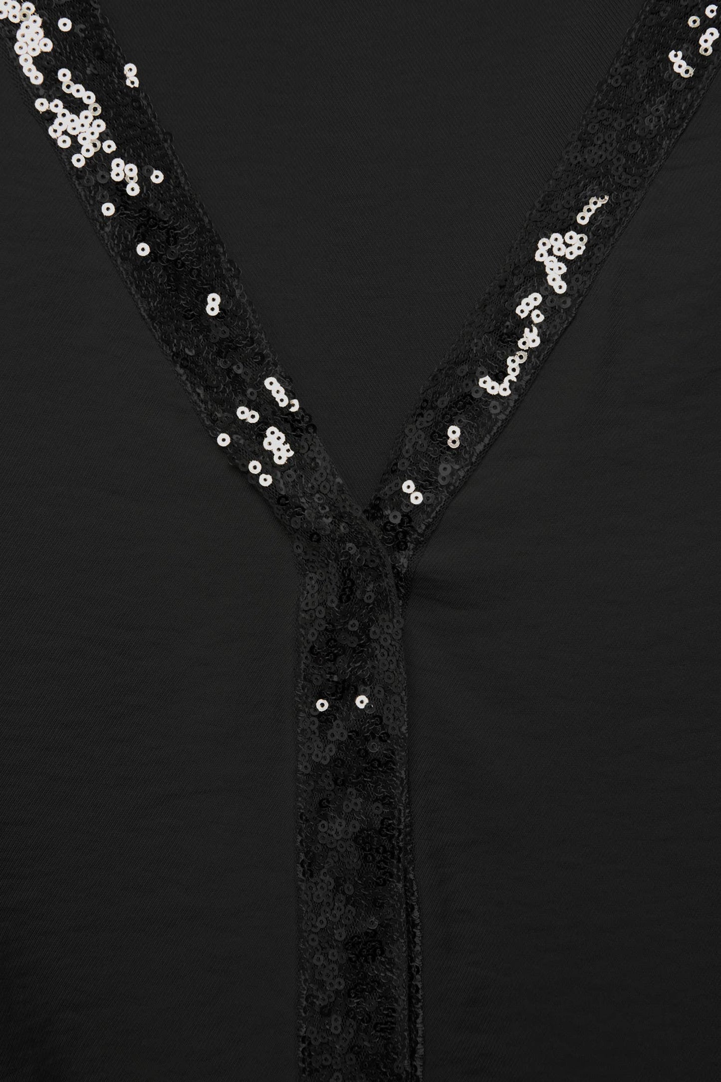 Blusa nera con paillettes e scollo a V