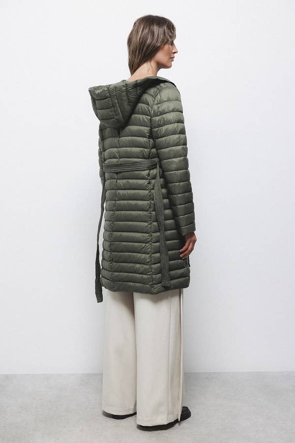 Parka trapuntato lungo con cappuccio e cintura