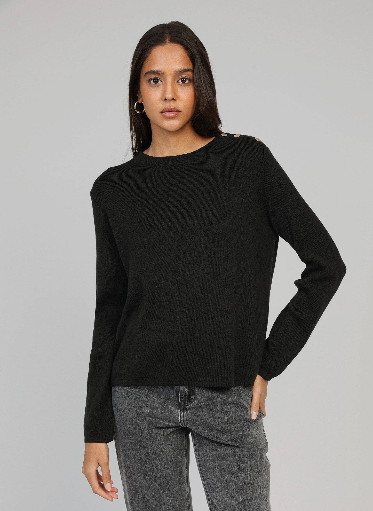 Maglione nero girocollo con bottoni dorati