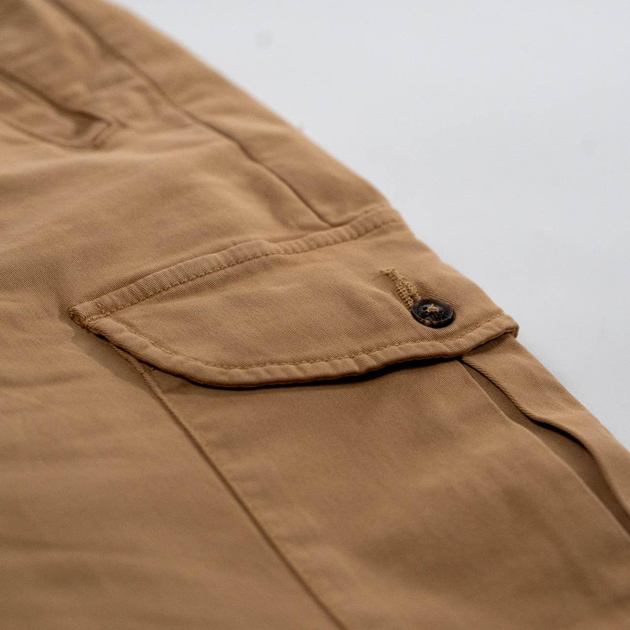 Pantaloni cargo taupe in cotone BCI