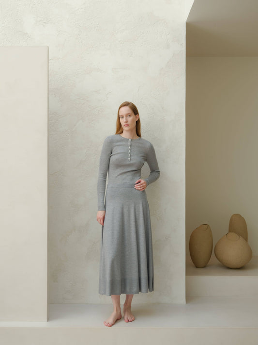 Maglione a costine in lana merino extra fine con bottoni