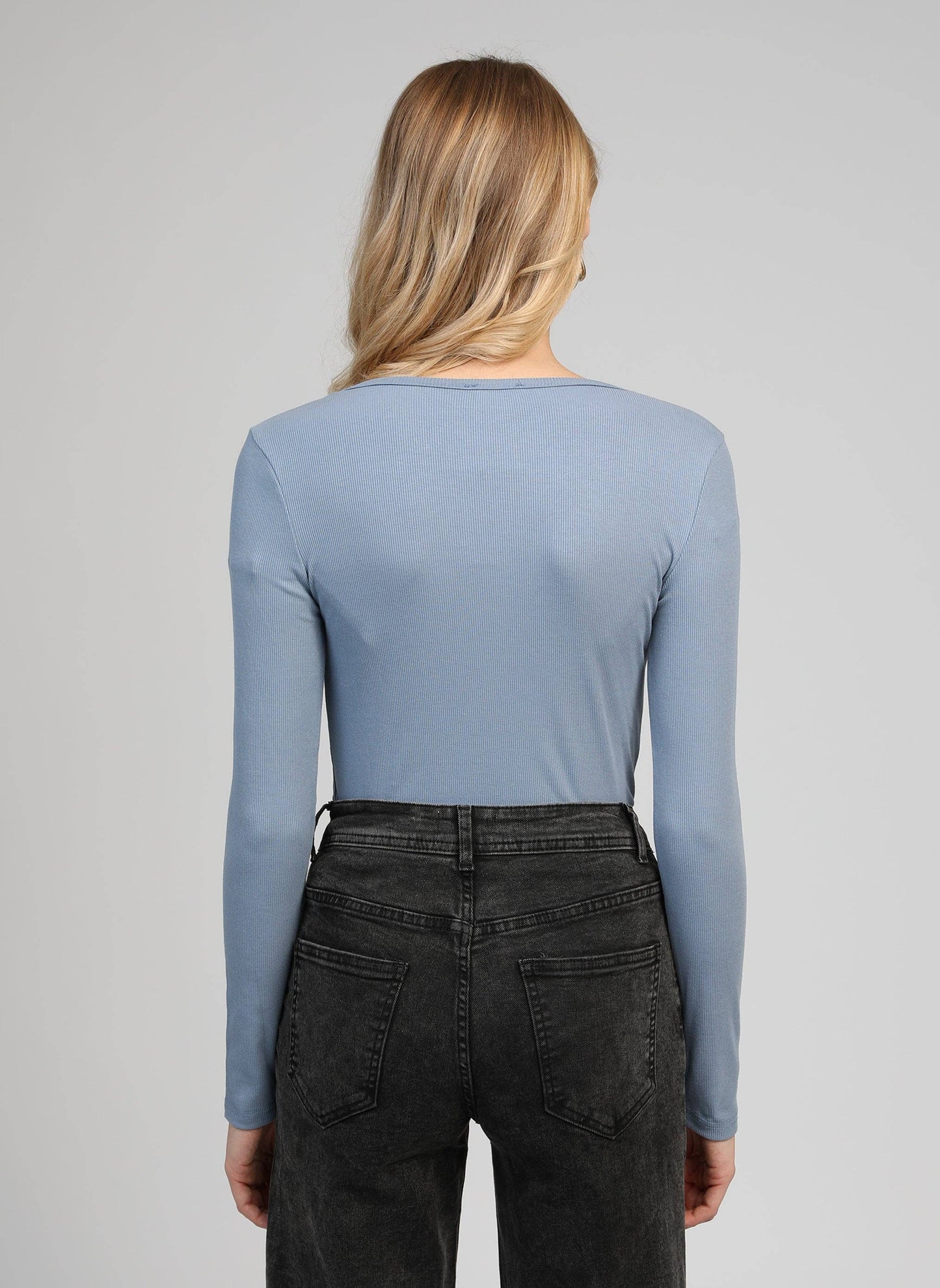 Top a maniche lunghe con scollo quadrato celeste