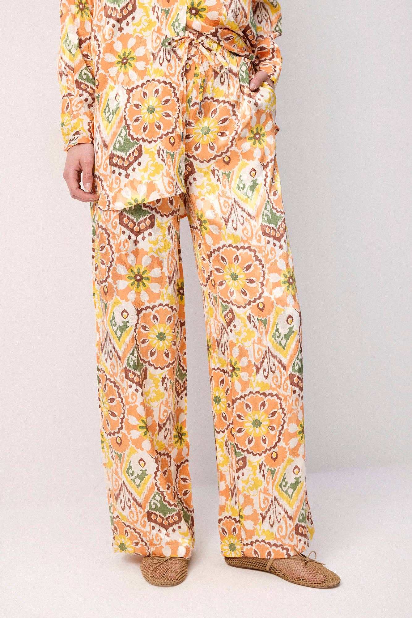 Completo boho con camicia stampata e pantaloni palazzo
