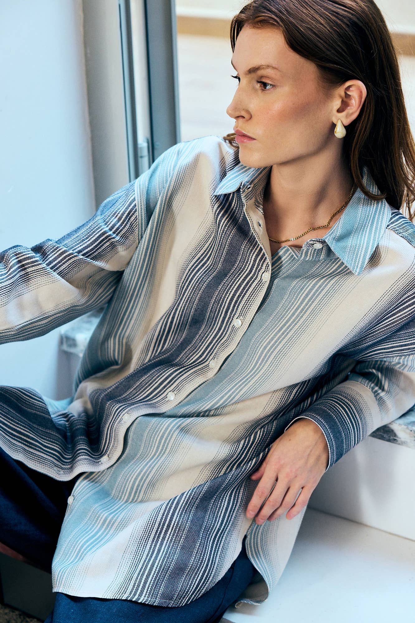 Camicia in cotone a righe testurizzate dalla vestibilità comoda in tonalità blu freddo