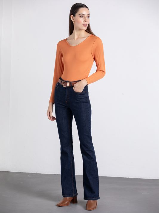 Maglia a costine arancione con scollo a V