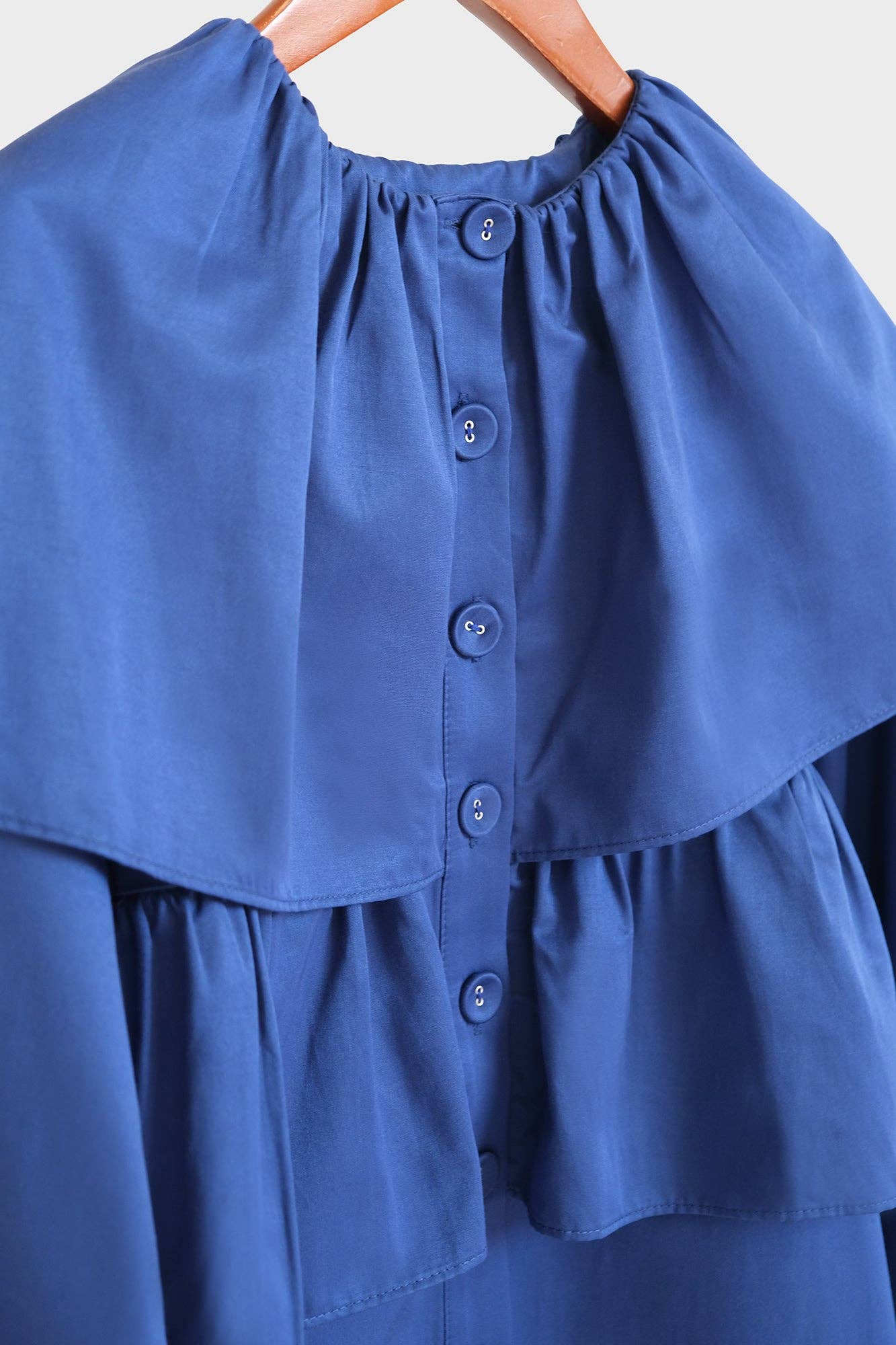 Blusa corta indaco con balze e maniche a sbuffo in cotone misto