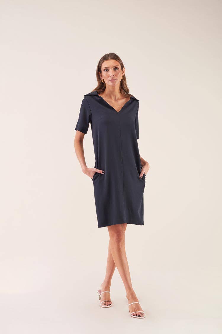 Abito corto minimal con scollo a V