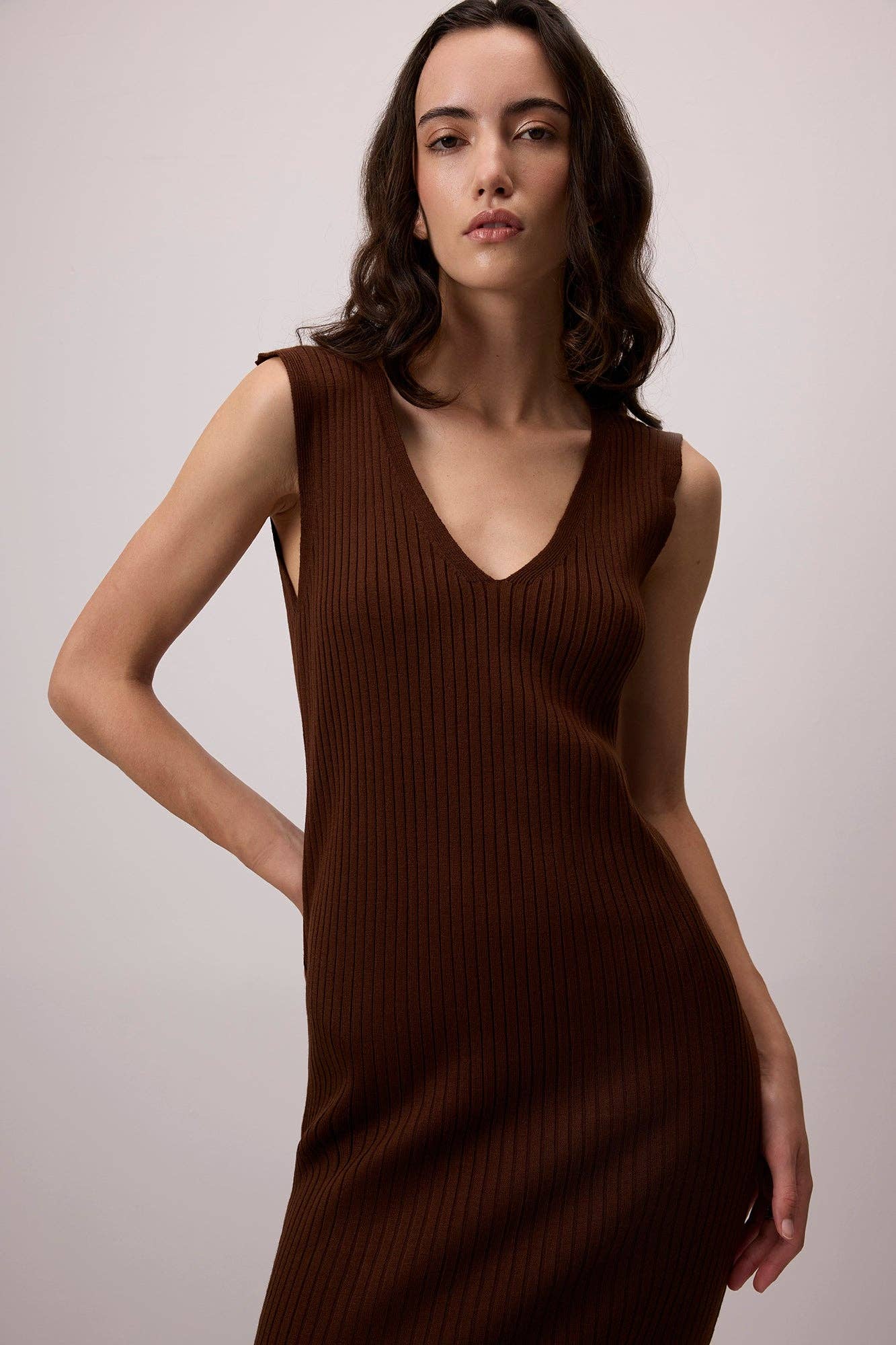 Set in maglia: maglione a righe e abito midi a coste