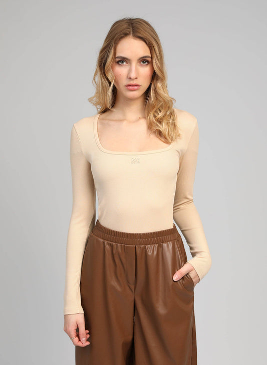 Top a costine nude con scollo quadrato