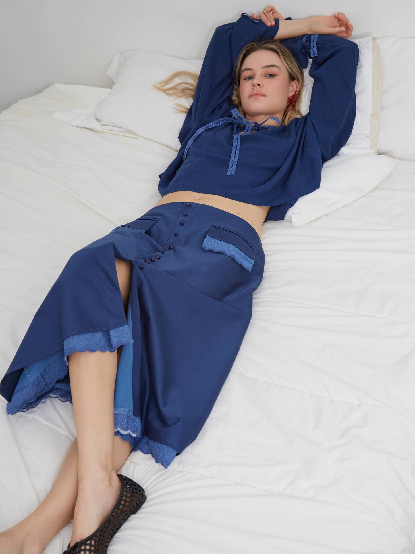 Gonna midi blu Lilt a vita bassa con bottoni e finiture in pizzo