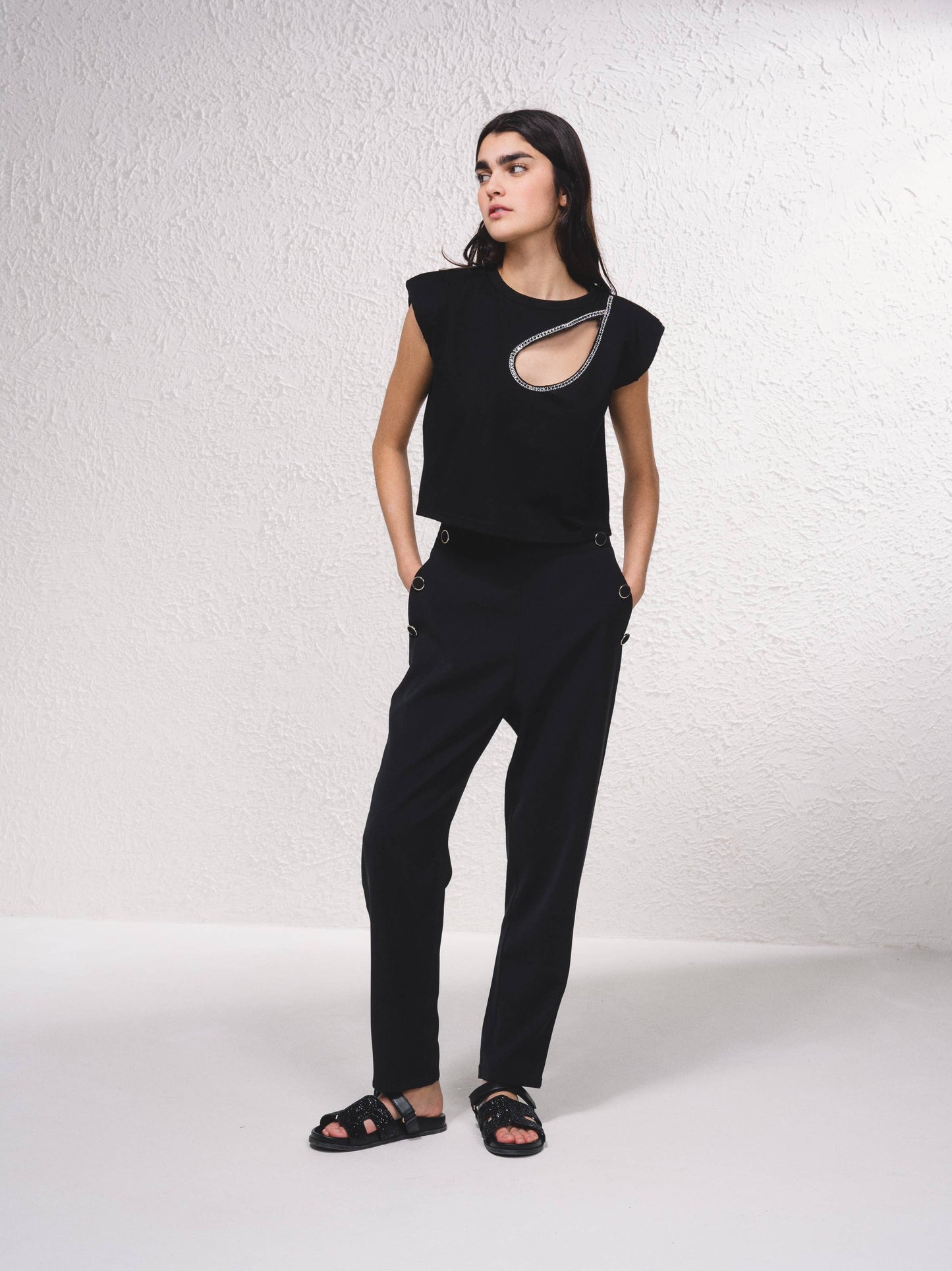 Pantaloni dritti con bottoni decorativi e vita elasticizzata