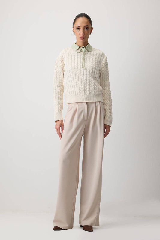 Maglione in maglia a trecce ecrù con colletto