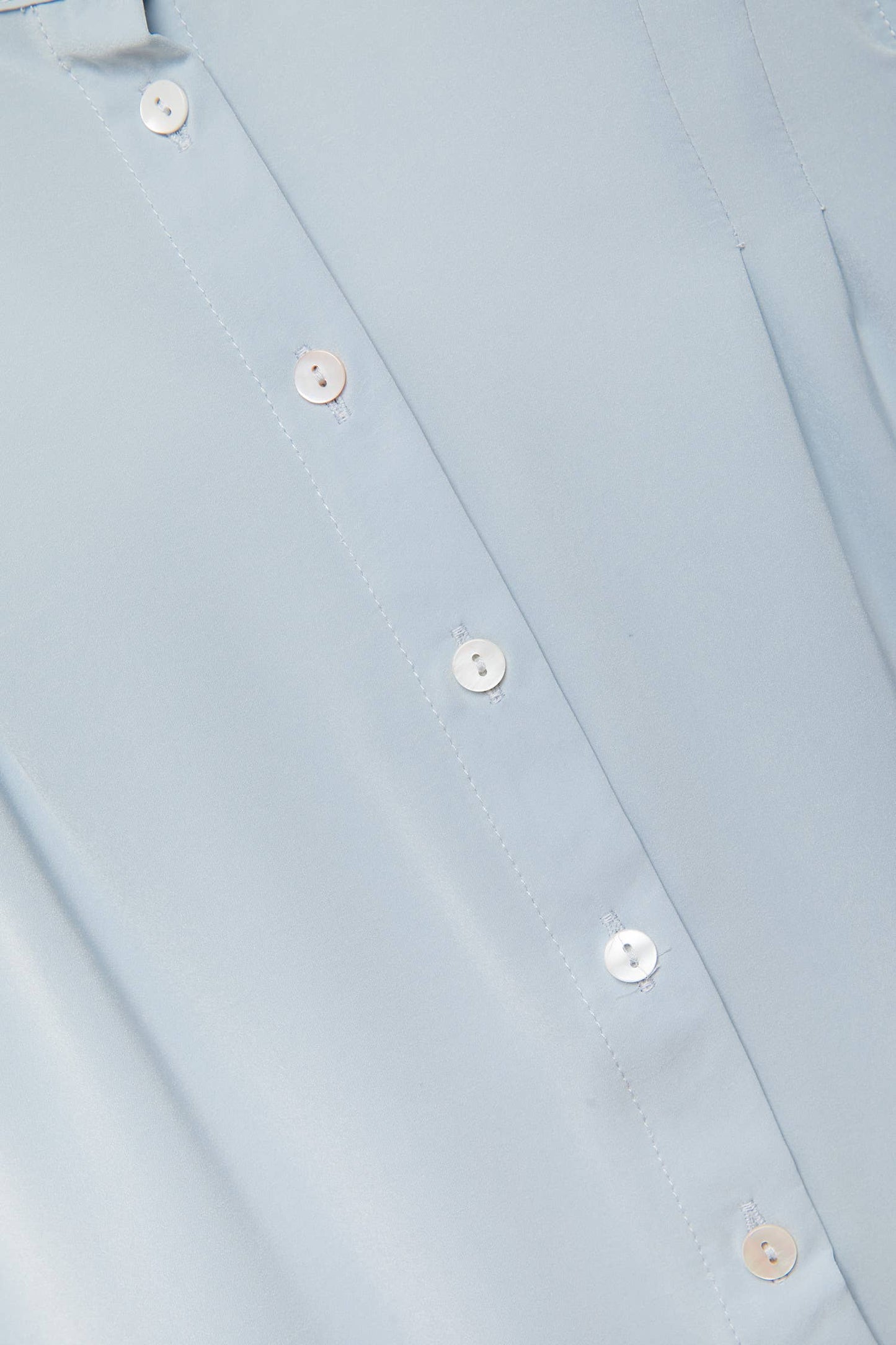 Top smanicato con collo alla coreana e volant