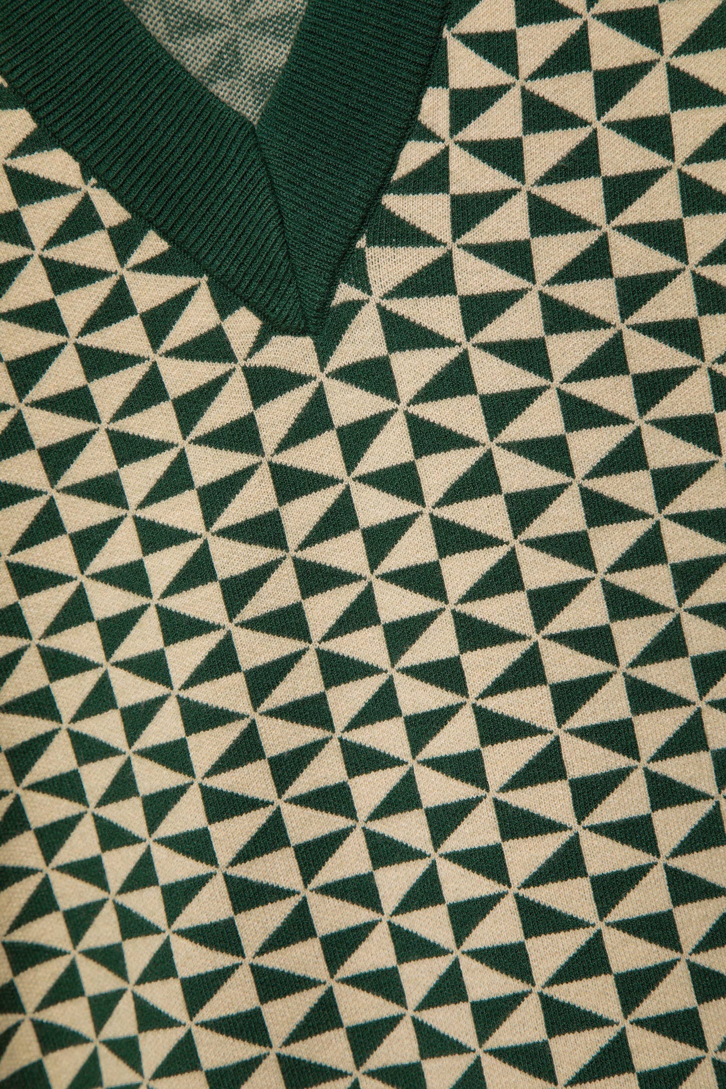 Maglione jacquard geometrico con scollo a V