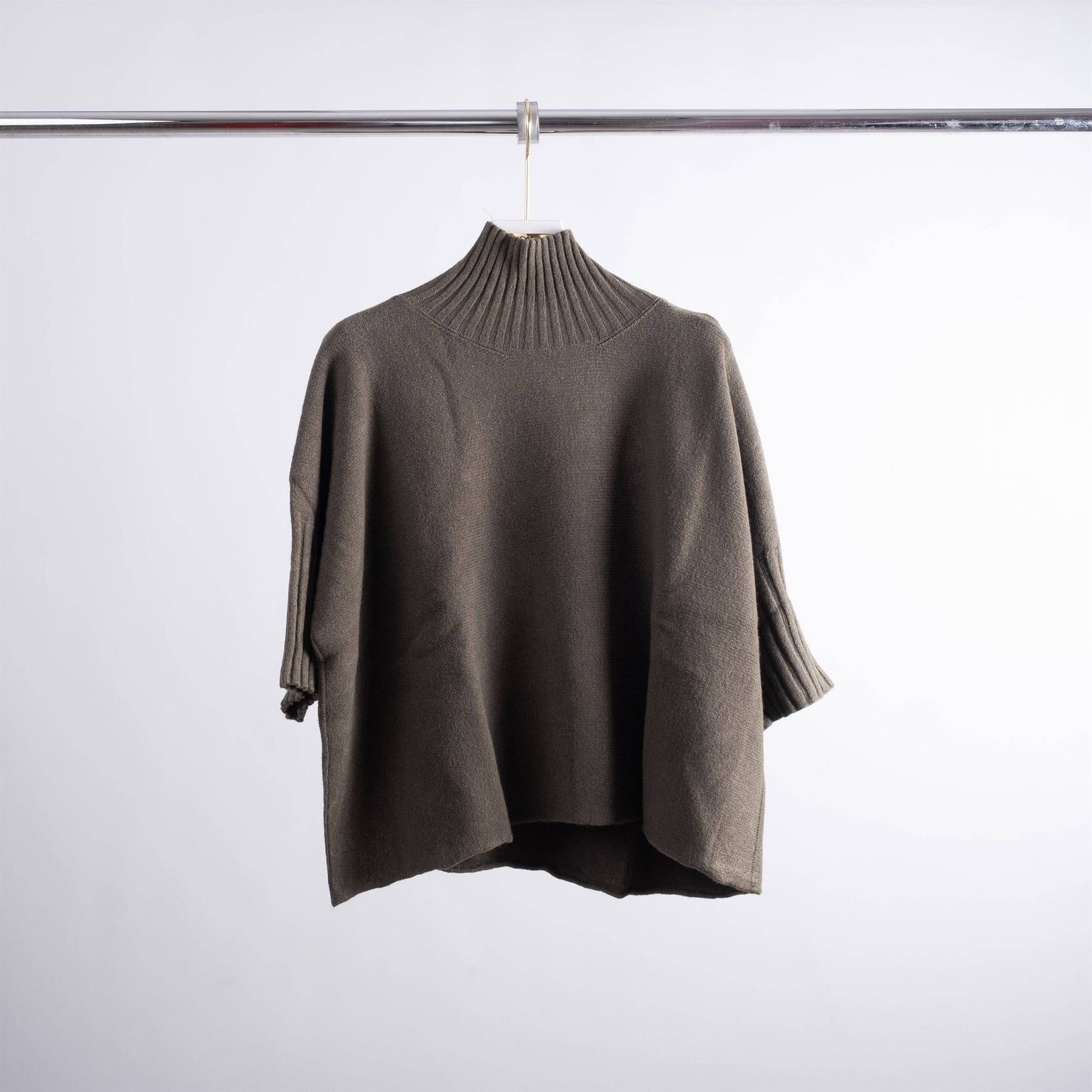 Maglia ampia a collo alto a coste con maniche corte