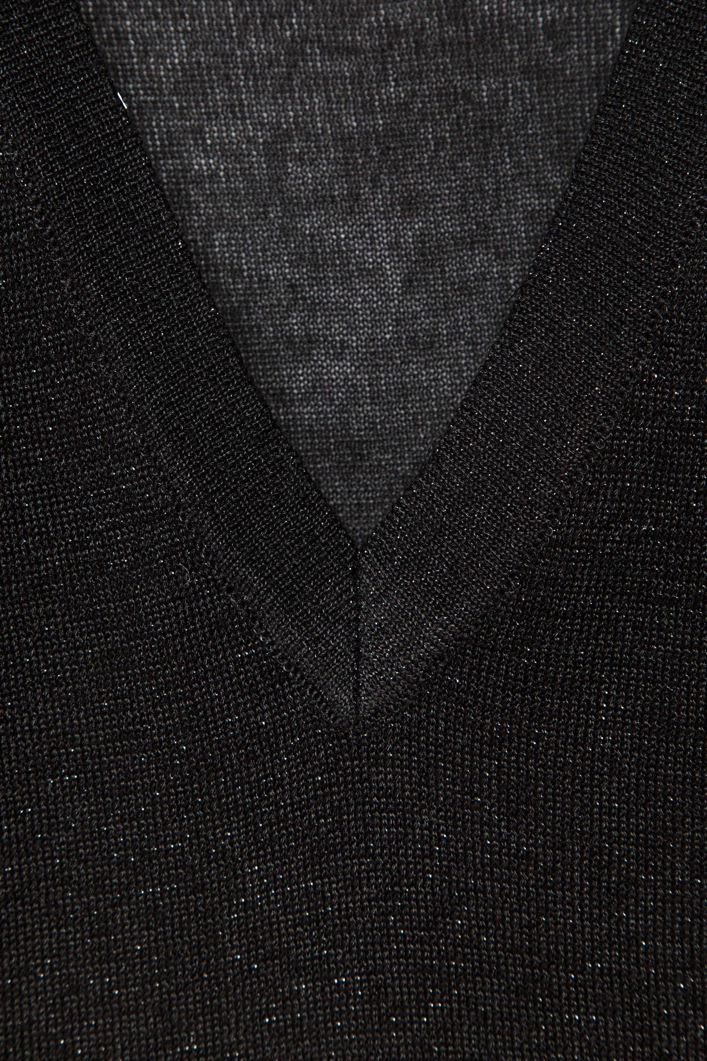 Maglione in maglia rasata con scollo a V e dettagli metallici