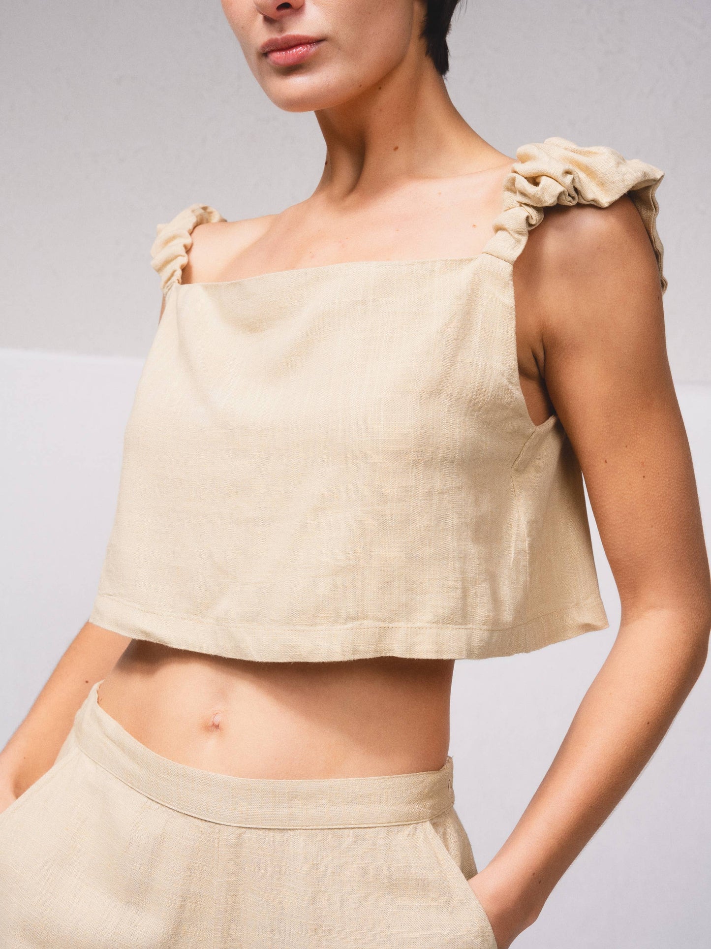 Top corto in lino con spalline arricciate