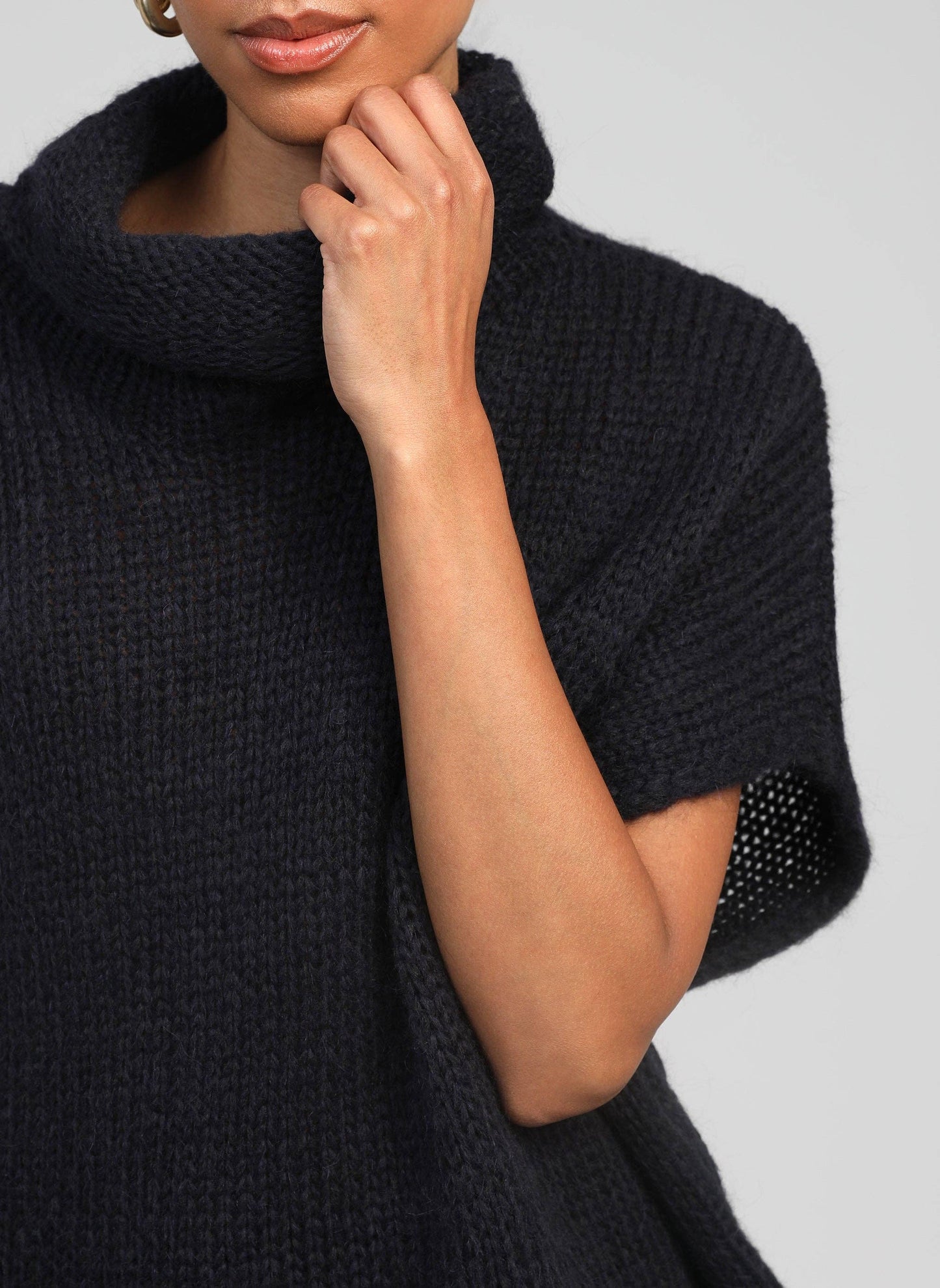 Maglione poncho oversize a collo alto blu navy