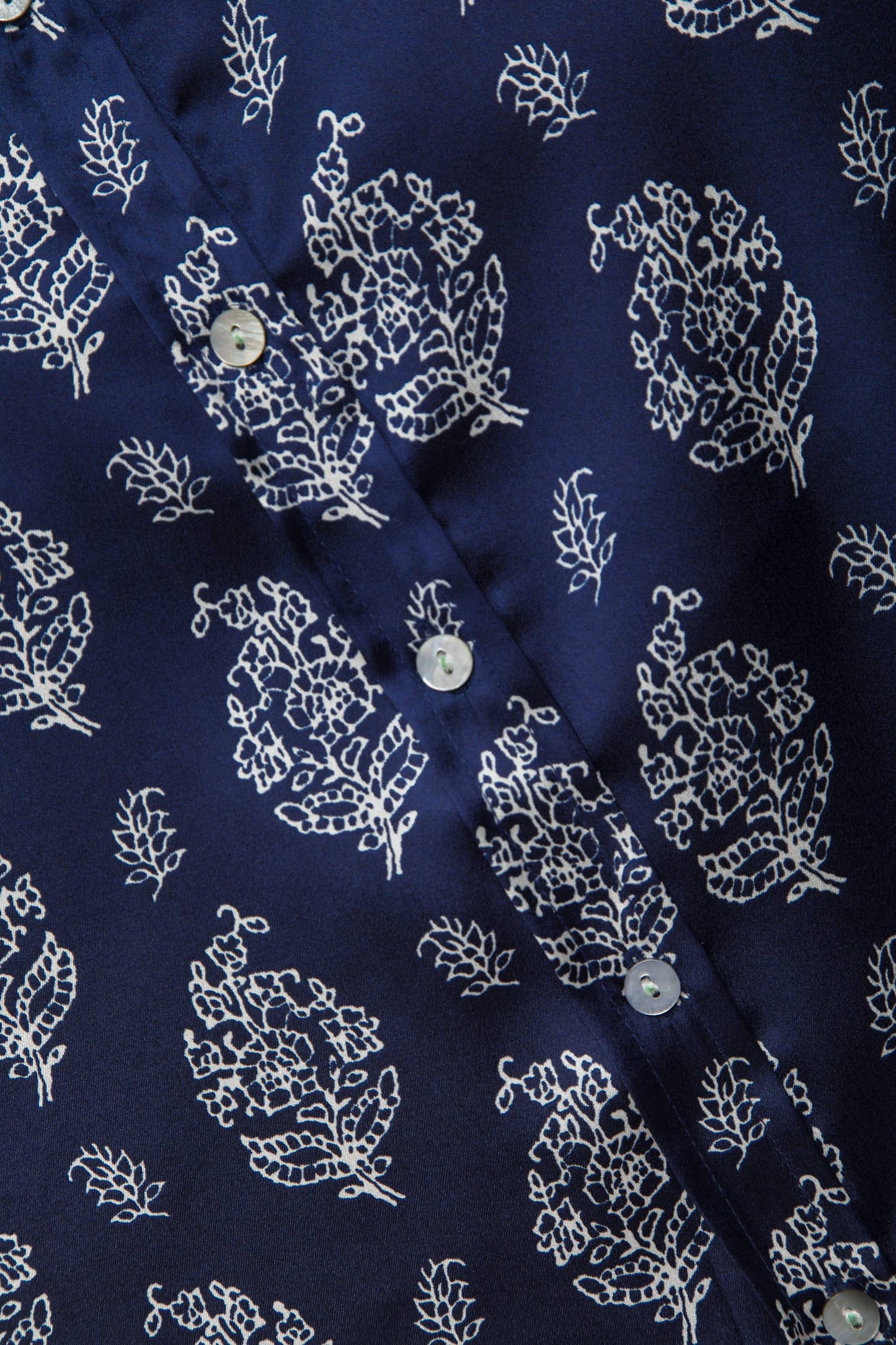 Blusa in raso stampato con bottoni