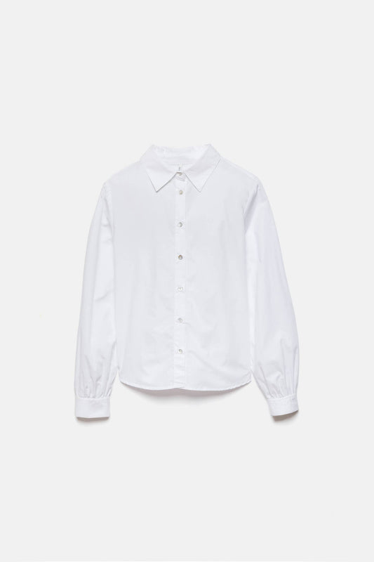 Camicia bianca essenziale con dettaglio sul retro
